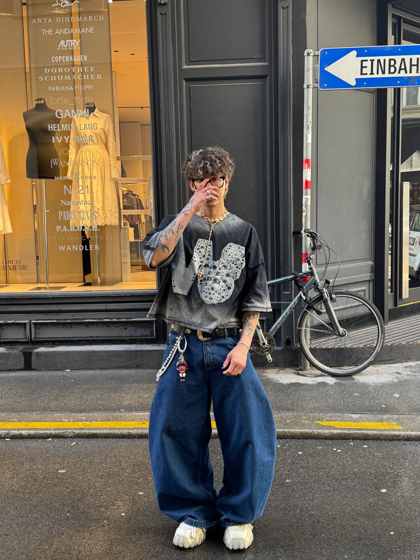 2 BUBBLY LETTER W TEE