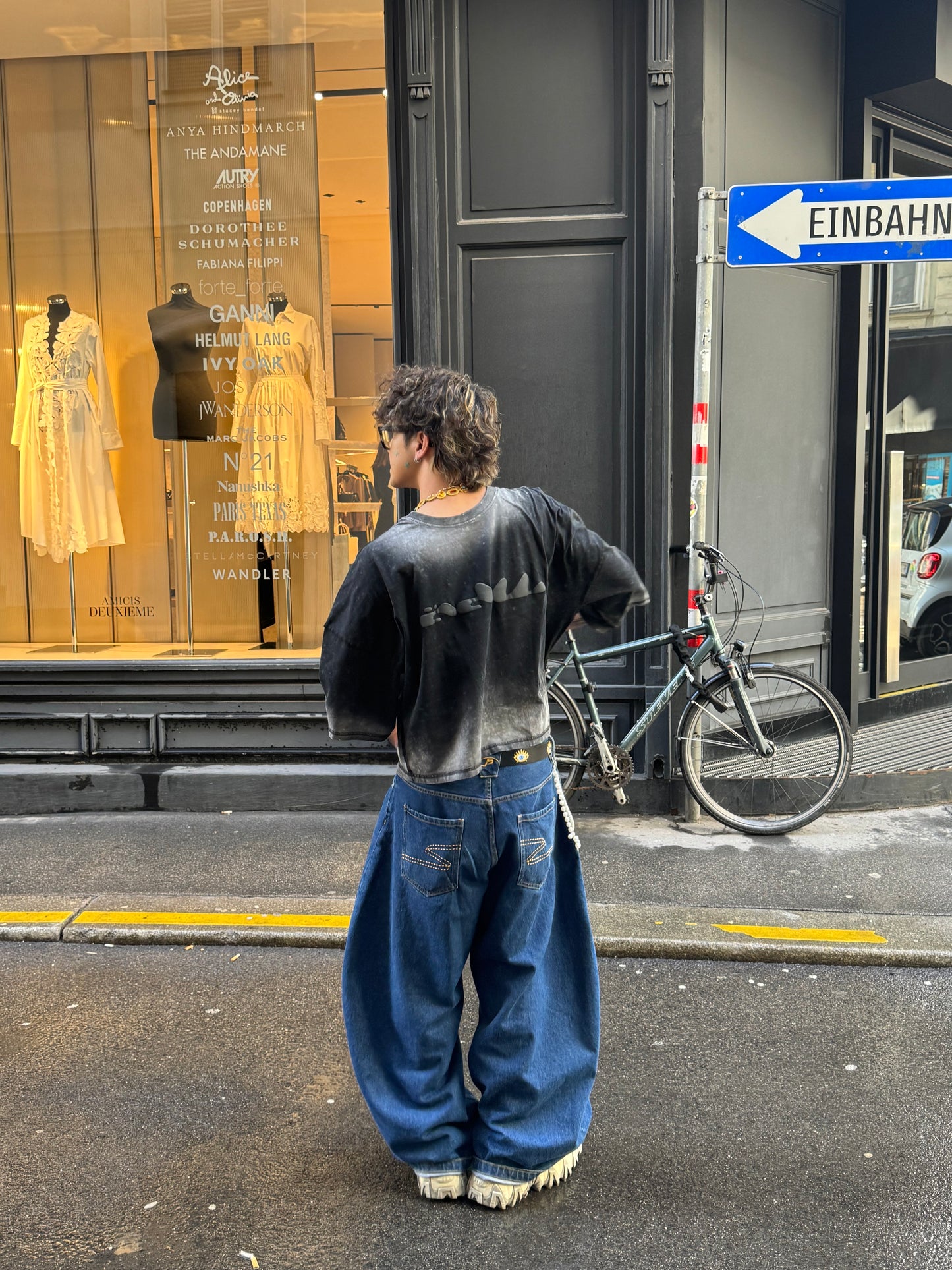 2 BUBBLY LETTER W TEE